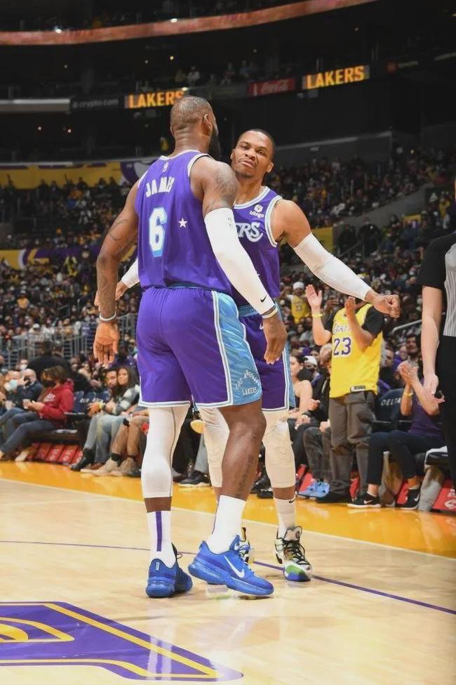 体坛记忆｜拉塞尔休赛期的一天，训练，陪儿子，陪女友！（体坛往事｜拉塞尔休赛期日常：训练、陪伴儿子与女友）