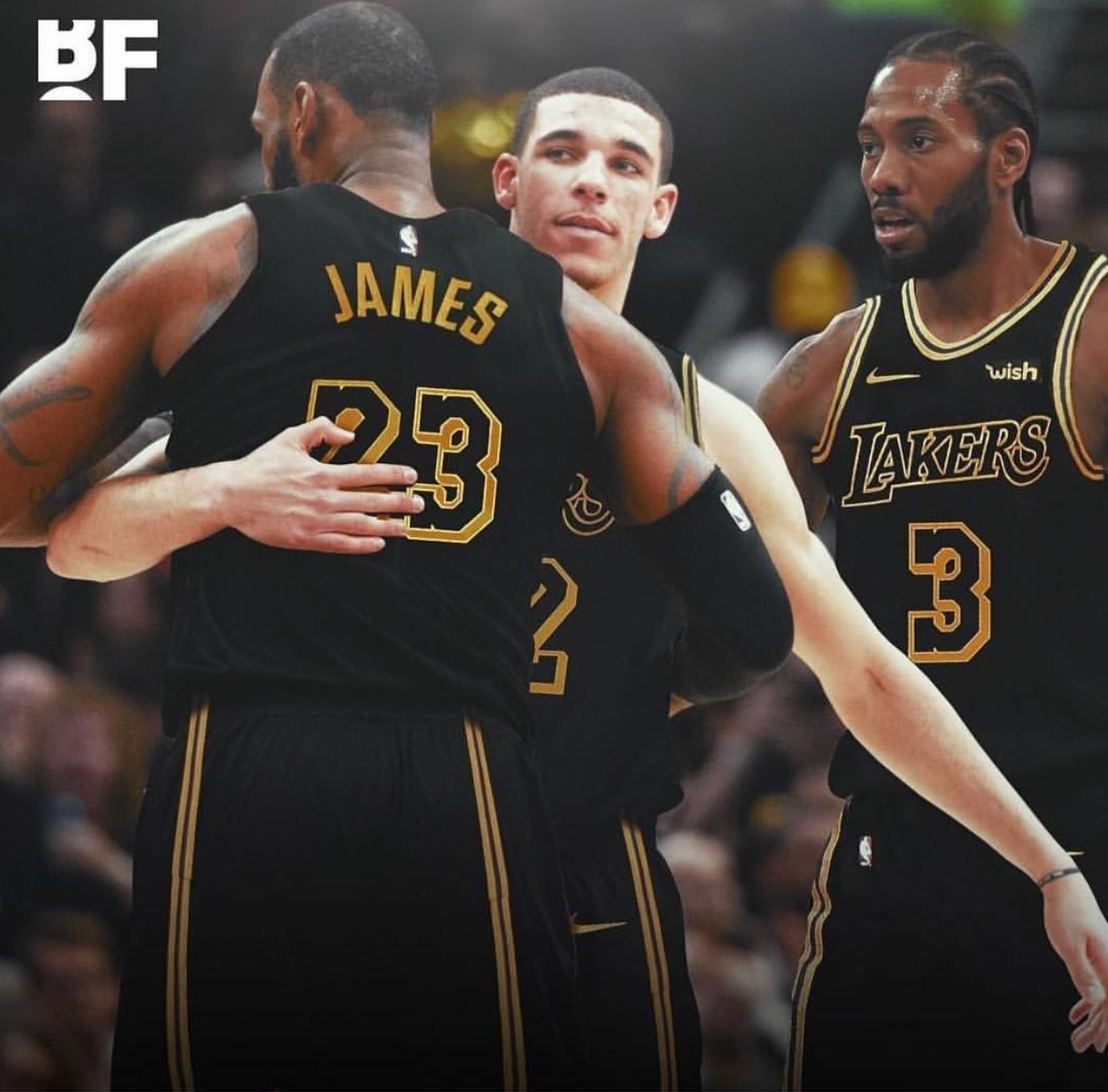 远在迈阿密心系罗马，托蒂和坎德拉用手机观看老东家焦点大战（身在迈阿密心在罗马，托蒂与坎德拉拿手机观看老东家焦点战）