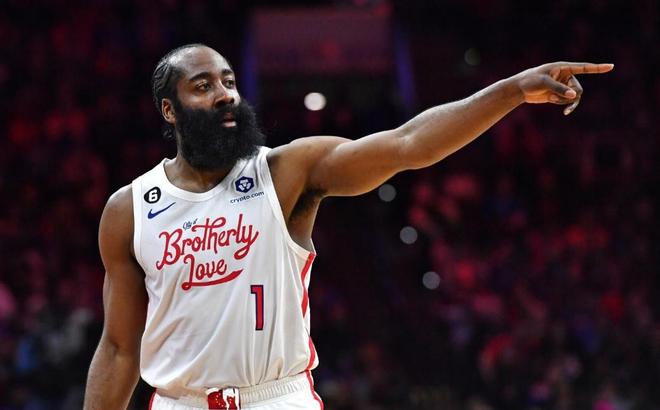 手不软！弗拉格持球强攻 对抗防守高抛打中追到1分（硬气出手！弗拉格强突顶防高抛命中，分差缩至1分）