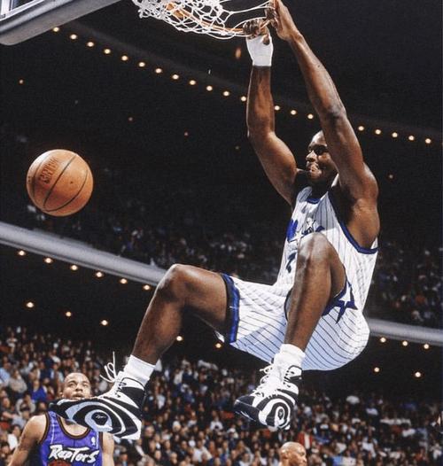 乔治状态低迷，半场仅得5分2板2助（乔治手感不佳，半场仅拿5分2板2助）