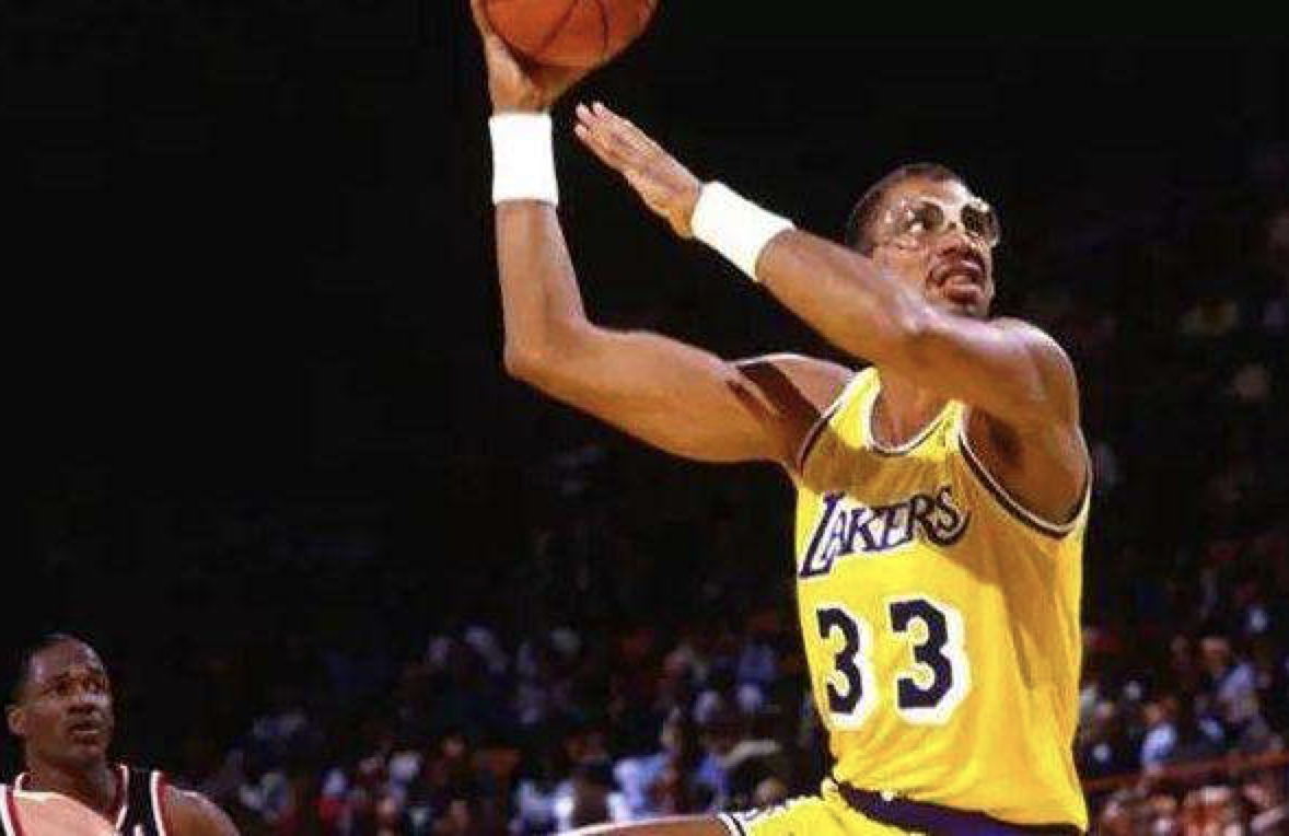 阿森纳以2-0击败布伦特福德，扩大领先优势，巩固争冠地位。（阿森纳2-0力擒布伦特福德，拉大分差稳固争冠优势）