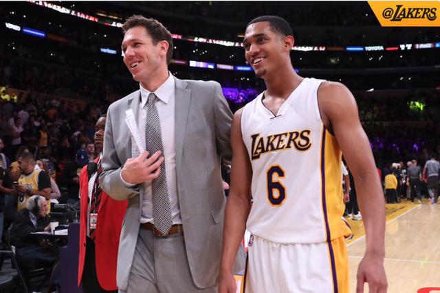 洛卡特利：佛罗伦萨垫底不是他们真实实力，但今天我们必须赢（洛卡特利：佛罗伦萨垫底不代表真实水平，但今天我们非赢不可）