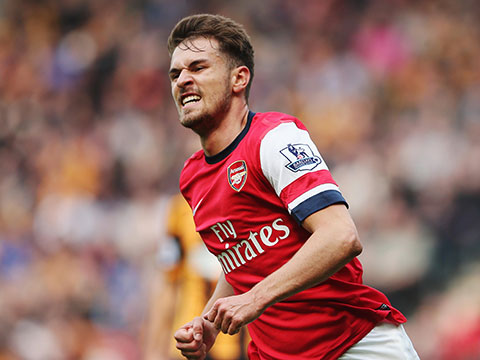 足球是朋友、梦想与人生的瞬间🔴⚫️⚽️（绿茵承载友谊与梦想，定格人生每一瞬🔴⚫️⚽️）