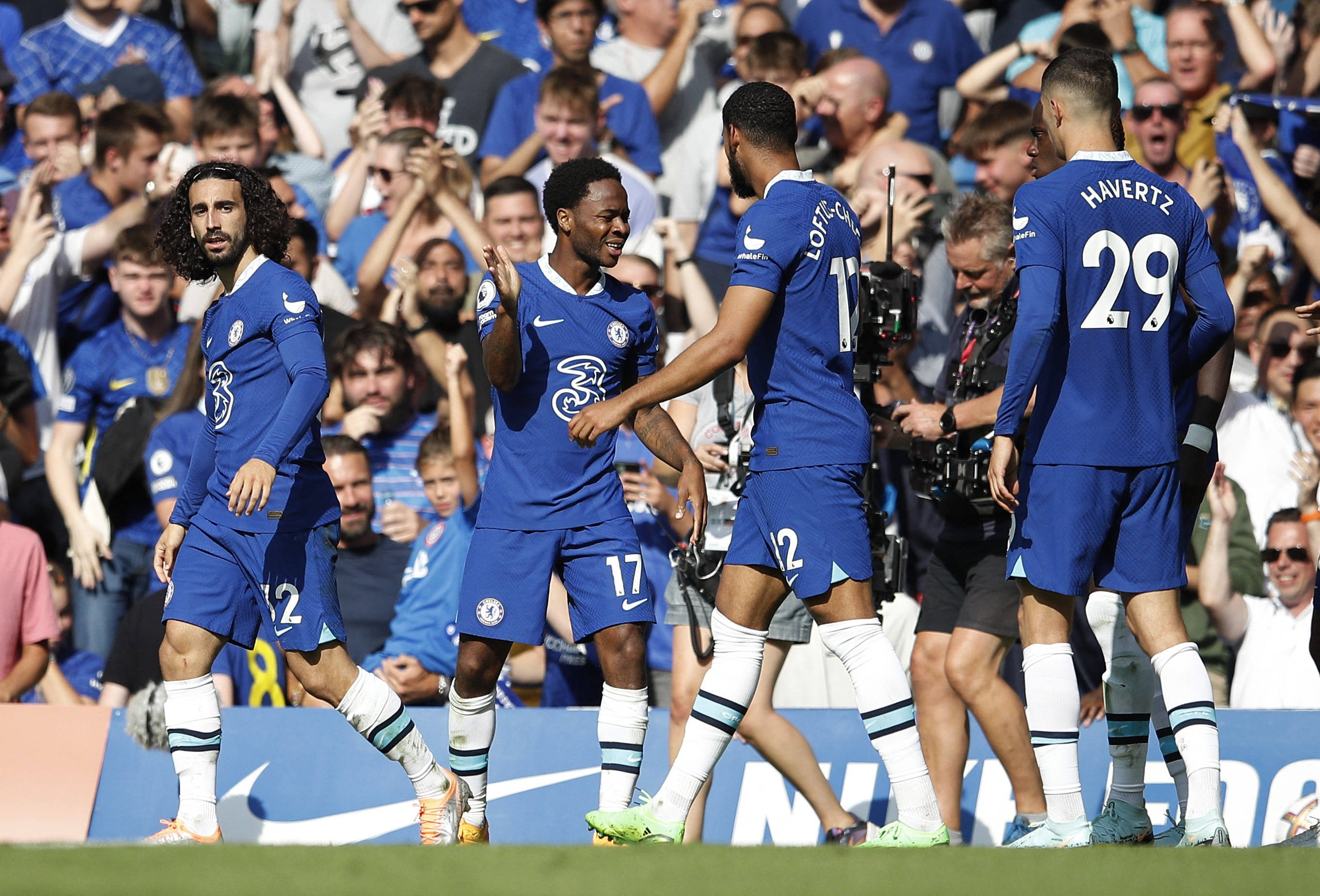 霍安说巴萨和切尔西上半场势均力敌，主持人：以为我们没看球吗？（霍安称巴萨与切尔西半场五五开，主持人反问：把我们当没看球的？）